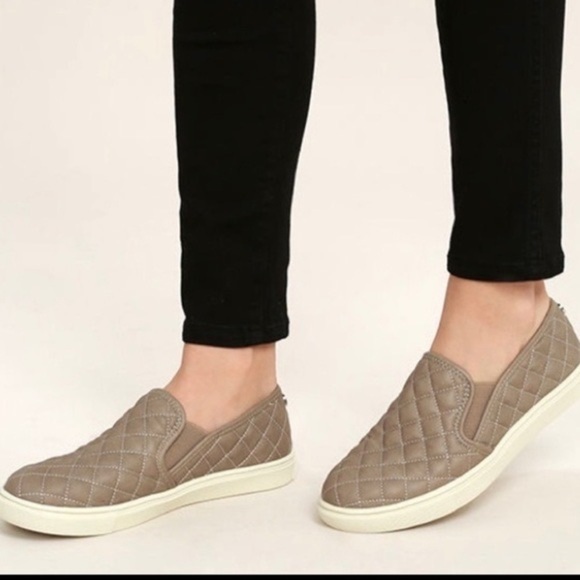 𝅺STEVE Madden Zaander Shoes Size 6 taupe grey slip on sneaker quilted - Picture 2 of 9